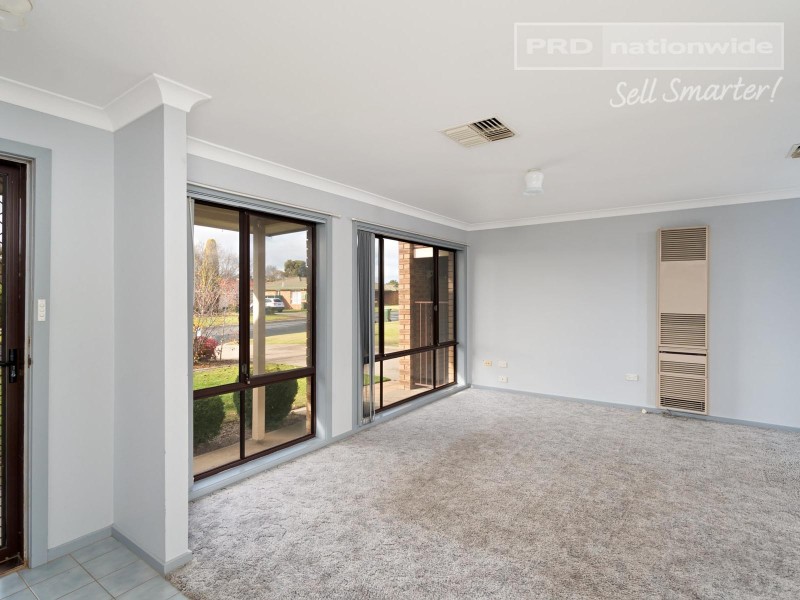 7 Langi Crescent, Glenfield Park NSW 2650