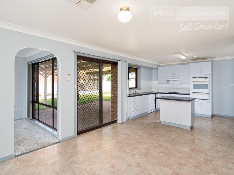 7 Langi Crescent, Glenfield Park NSW 2650