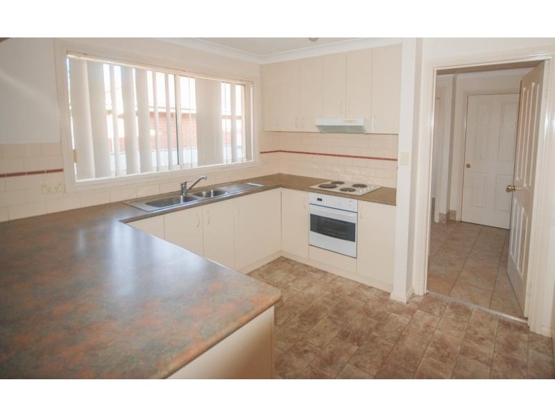 2/5 Paldi Crescent, Glenfield Park NSW 2650