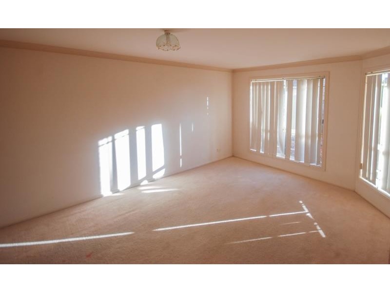 2/5 Paldi Crescent, Glenfield Park NSW 2650