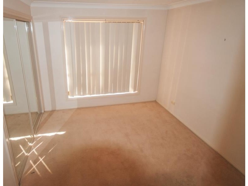 2/5 Paldi Crescent, Glenfield Park NSW 2650