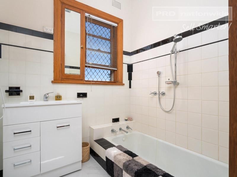 4 Heath Street, Turvey Park NSW 2650