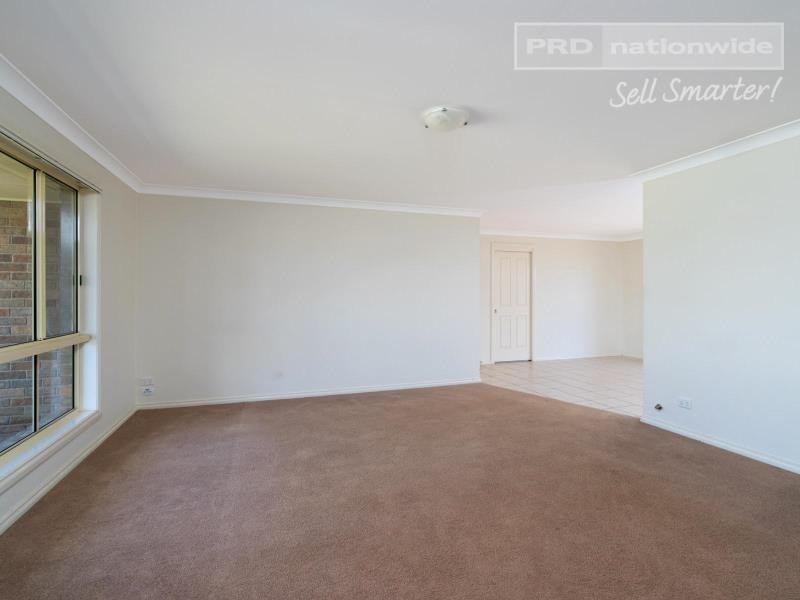 2/10 Illeura Road, Bourkelands NSW 2650