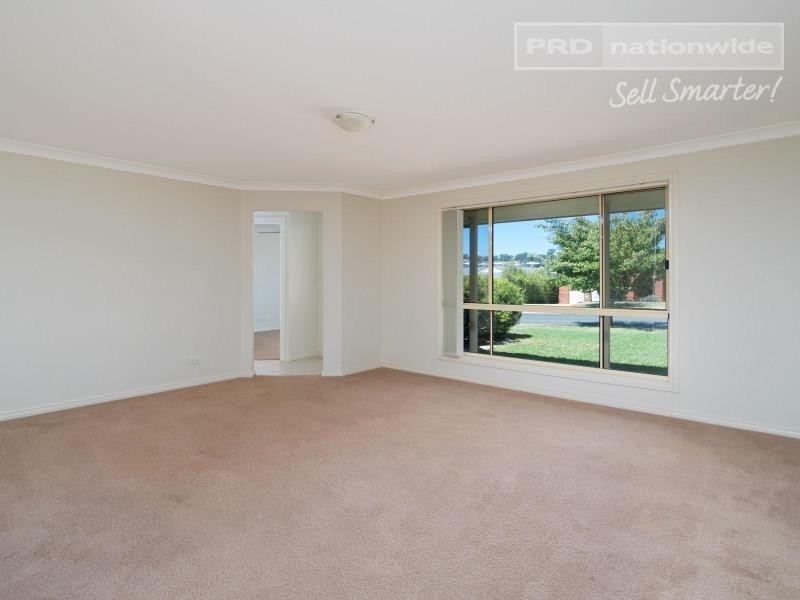 2/10 Illeura Road, Bourkelands NSW 2650