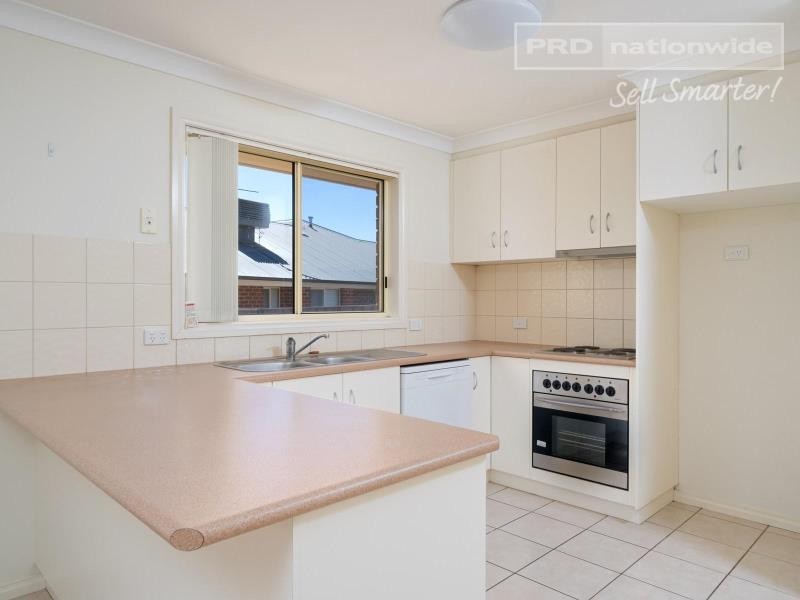 2/10 Illeura Road, Bourkelands NSW 2650