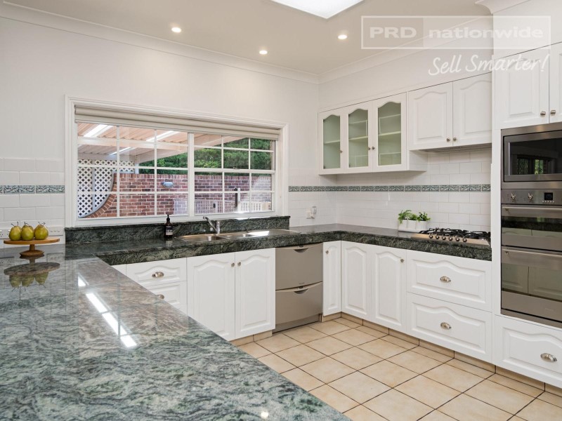 2 Loru Close, Kooringal NSW 2650