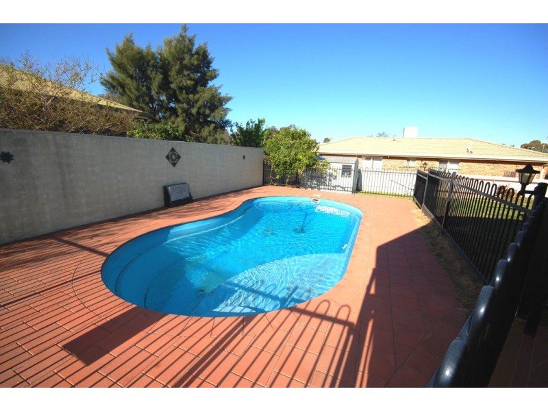 12 Cooba Place, Estella NSW 2650