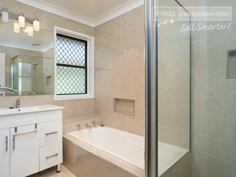 37 Gregory Crescent, Lake Albert NSW 2650