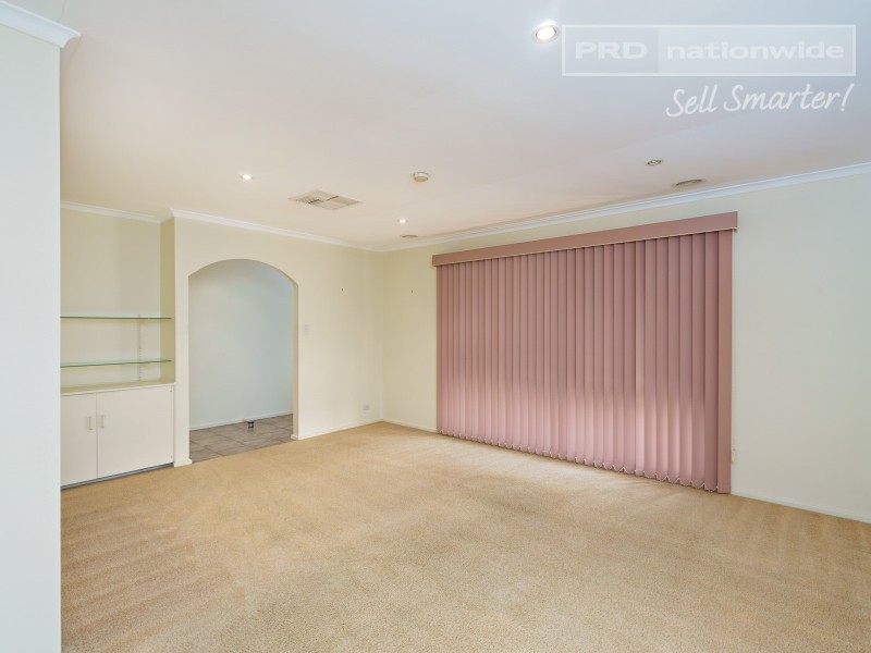 37 Gregory Crescent, Lake Albert NSW 2650