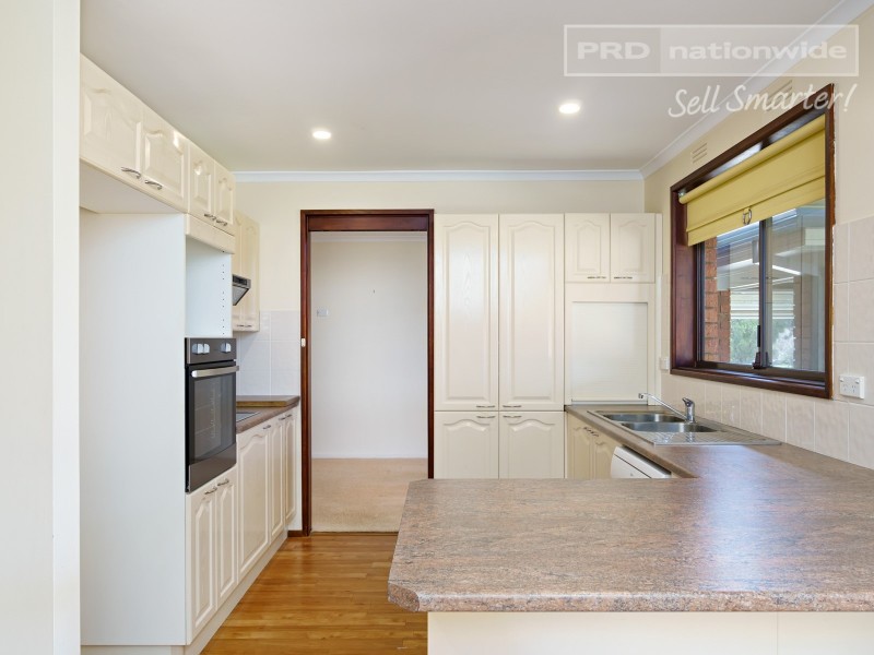 37 Gregory Crescent, Lake Albert NSW 2650