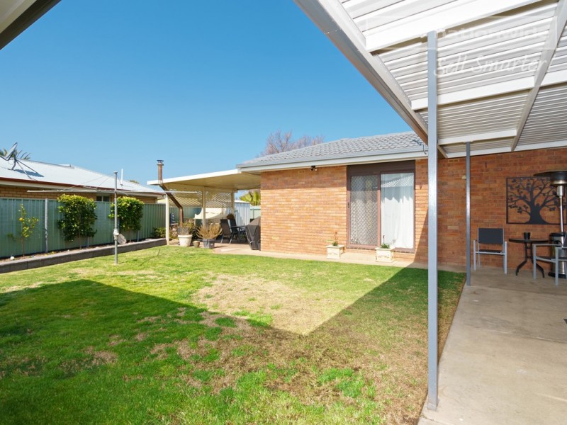 37 Gregory Crescent, Lake Albert NSW 2650