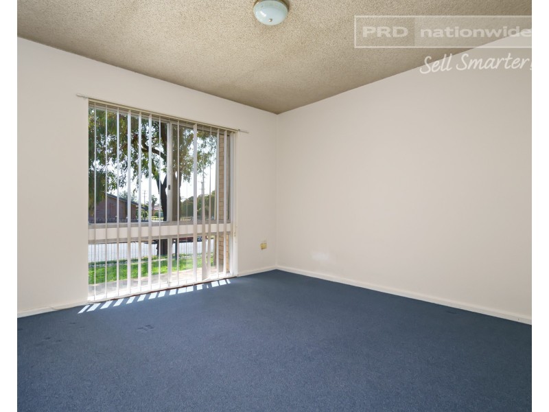 2/4 Nordlingen Drive, Tolland NSW 2650