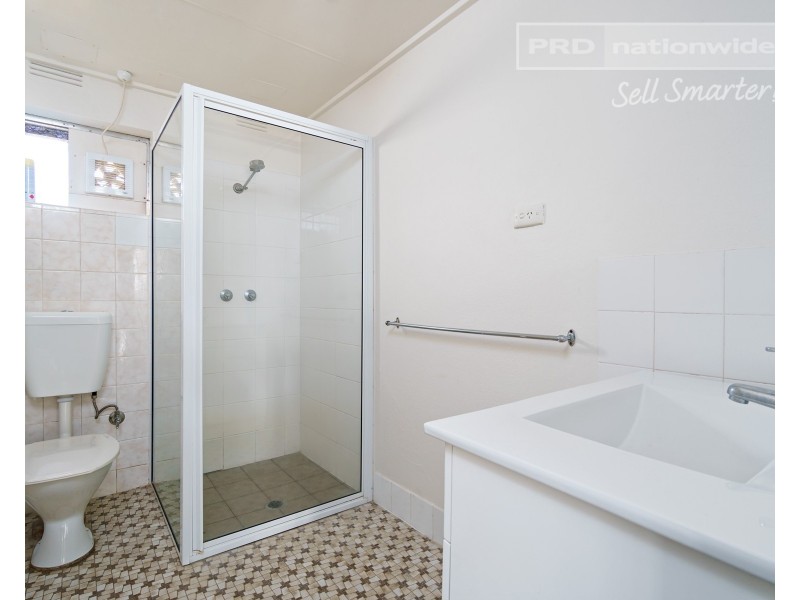 2/4 Nordlingen Drive, Tolland NSW 2650