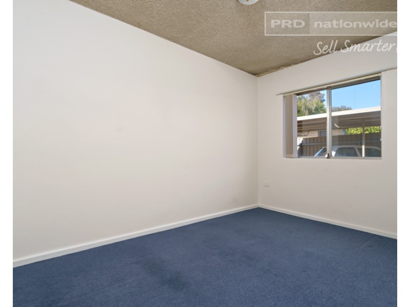 2/4 Nordlingen Drive, Tolland NSW 2650