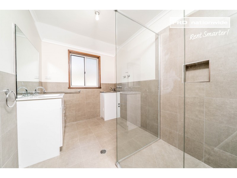 2/1 Nicholi Crescent, Lake Albert NSW 2650