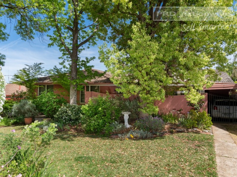 3 Churchill Avenue, Kooringal NSW 2650