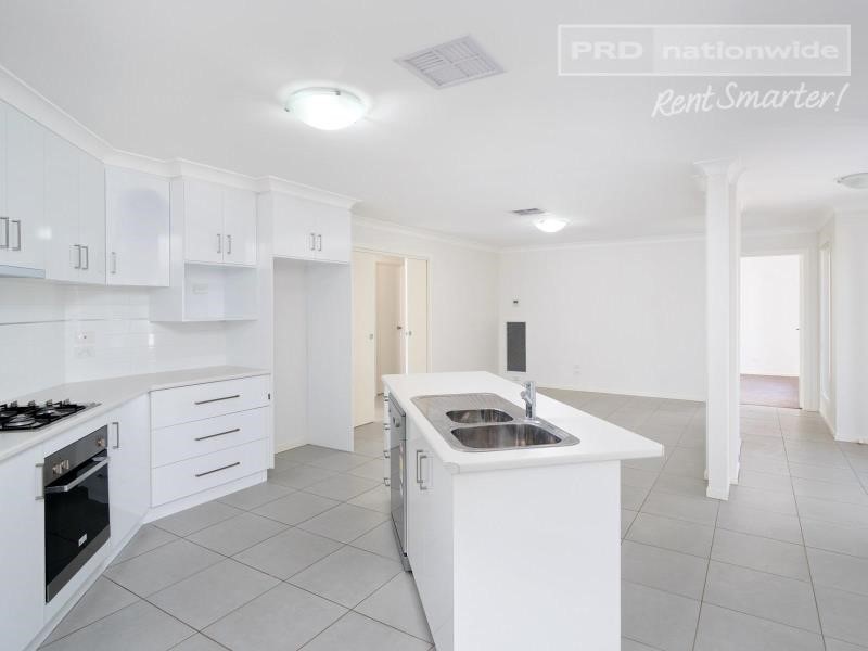 42 Deakin Avenue, Lloyd NSW 2650