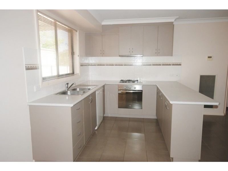 4/2 Macquarie Street, Mount Austin NSW 2650