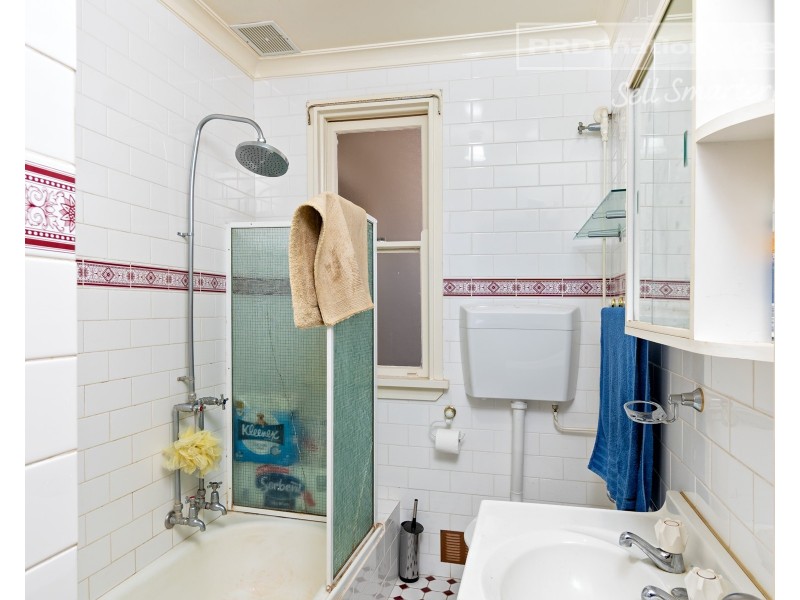 11 Gowrie Parade, Mount Austin NSW 2650