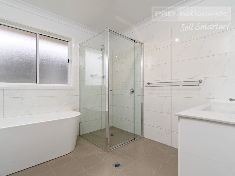 8 Lovell Place, Lloyd NSW 2650