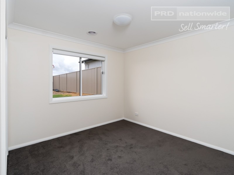 8 Lovell Place, Lloyd NSW 2650