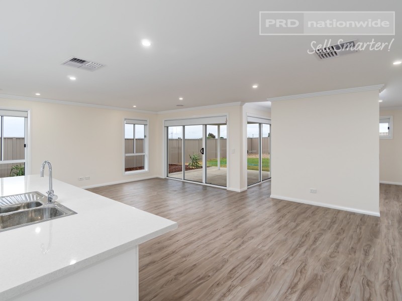 8 Lovell Place, Lloyd NSW 2650