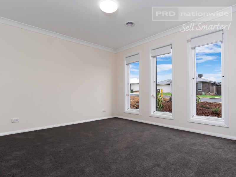 8 Lovell Place, Lloyd NSW 2650