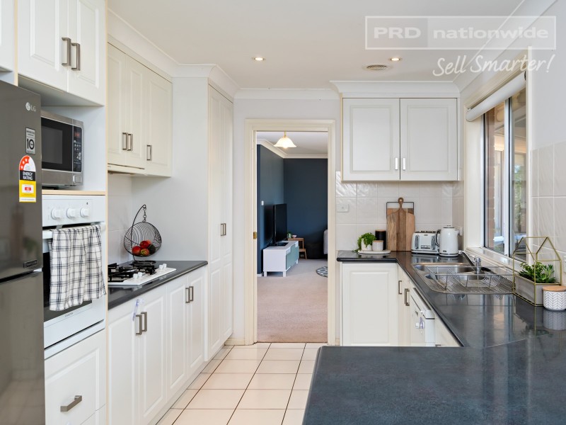 8 Hudson Drive, Lloyd NSW 2650