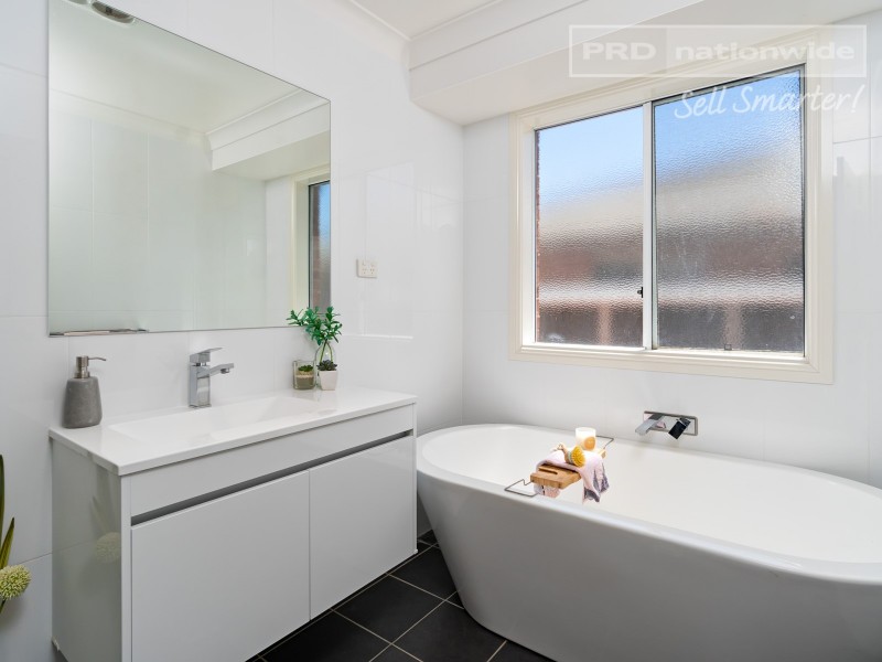 8 Hudson Drive, Lloyd NSW 2650