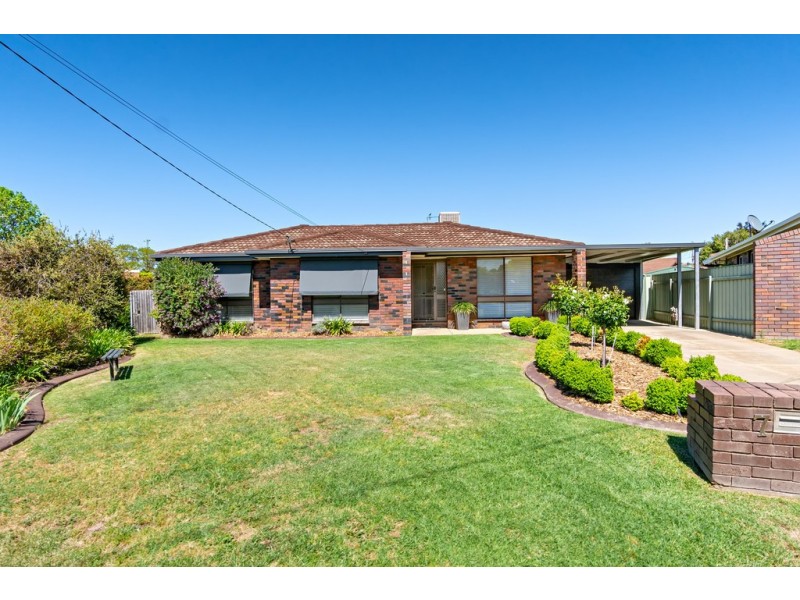 7 Giles Place, Lake Albert NSW 2650