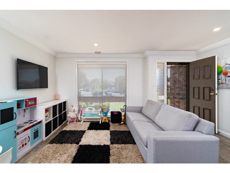 7 Giles Place, Lake Albert NSW 2650