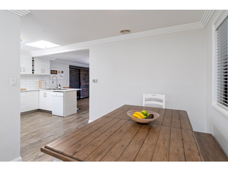 7 Giles Place, Lake Albert NSW 2650