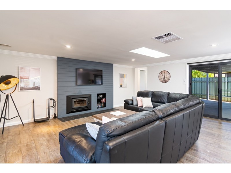 7 Giles Place, Lake Albert NSW 2650