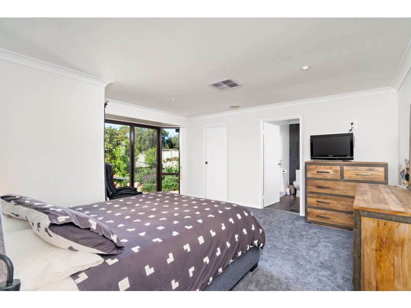 7 Giles Place, Lake Albert NSW 2650