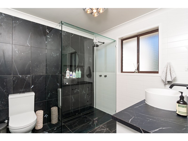 7 Giles Place, Lake Albert NSW 2650