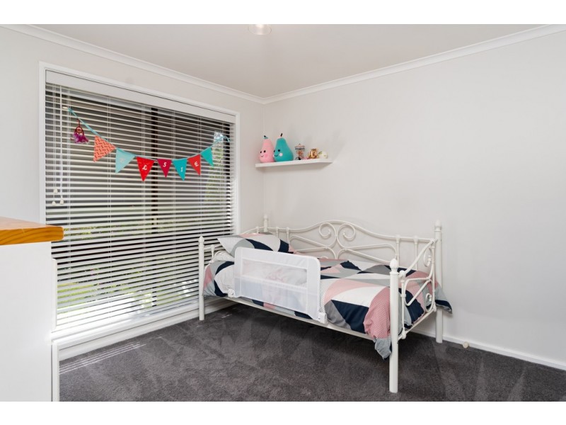 7 Giles Place, Lake Albert NSW 2650