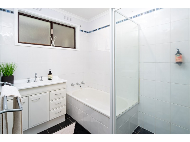 7 Giles Place, Lake Albert NSW 2650