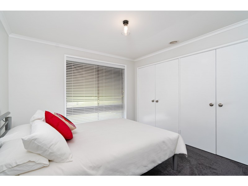 7 Giles Place, Lake Albert NSW 2650