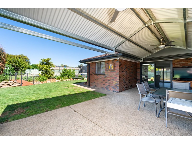7 Giles Place, Lake Albert NSW 2650