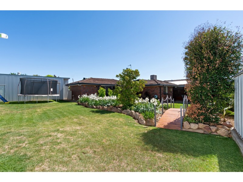 7 Giles Place, Lake Albert NSW 2650