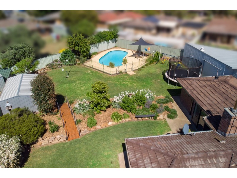 7 Giles Place, Lake Albert NSW 2650