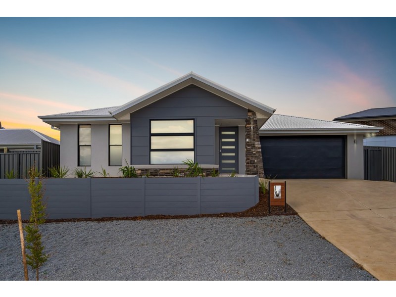 1 Warrock Place, Bourkelands NSW 2650