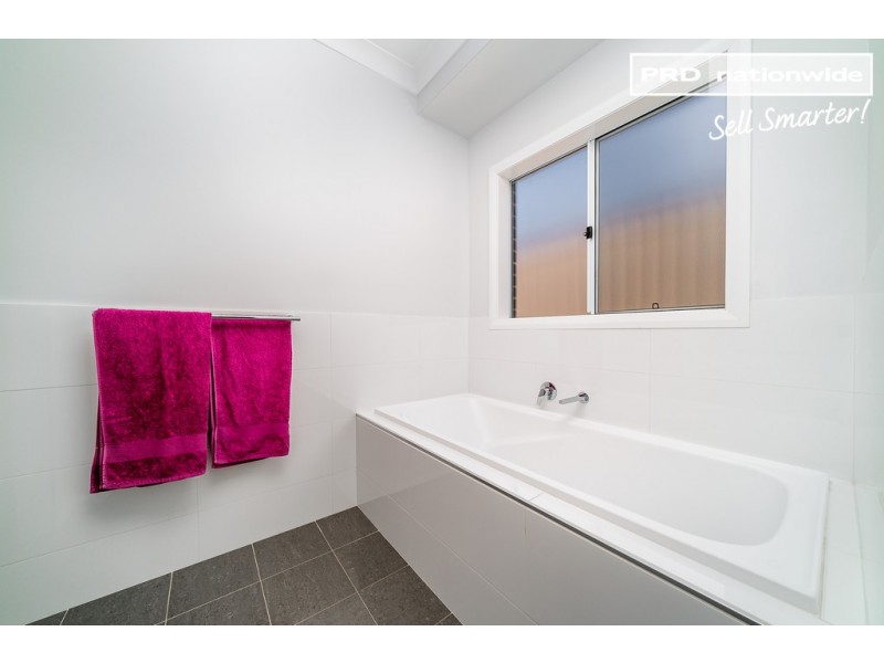 16 Pooginook Place, Bourkelands NSW 2650