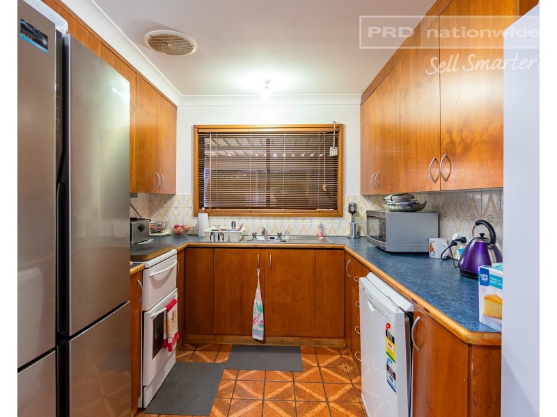 14 Pinaroo Drive, Glenfield Park NSW 2650