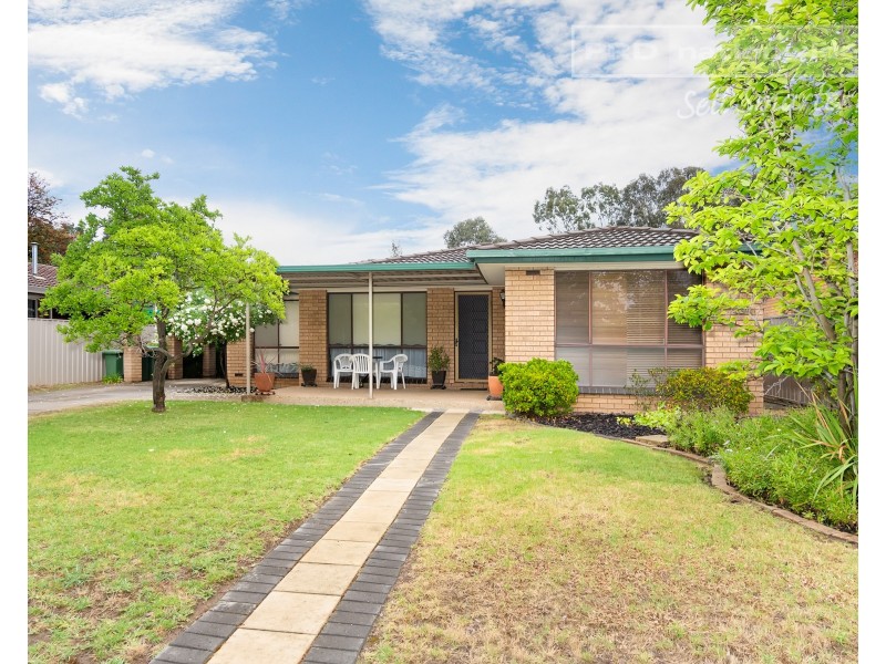 14 Pinaroo Drive, Glenfield Park NSW 2650