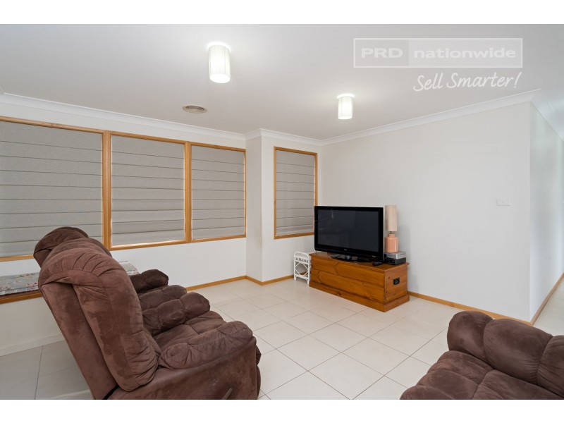 13 Dundale Crescent, Estella NSW 2650