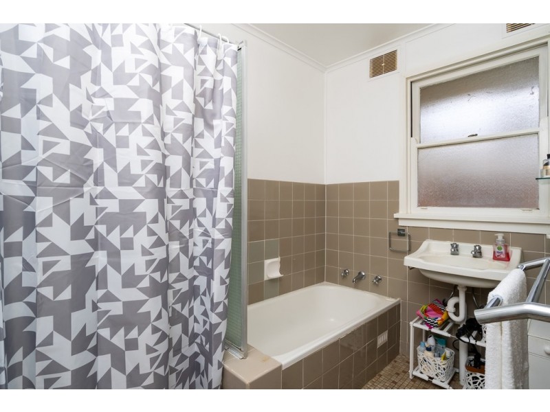 82 Warrawong Street, Kooringal NSW 2650
