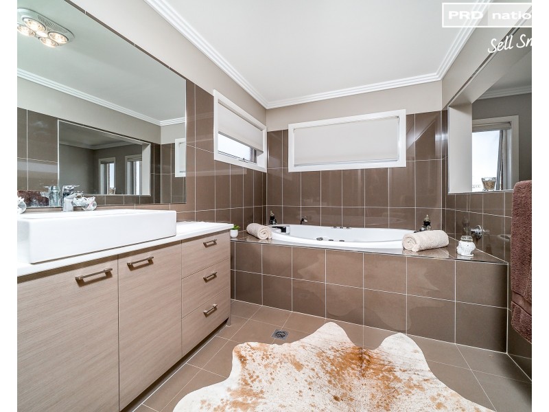 9 Park Place, Lloyd NSW 2650