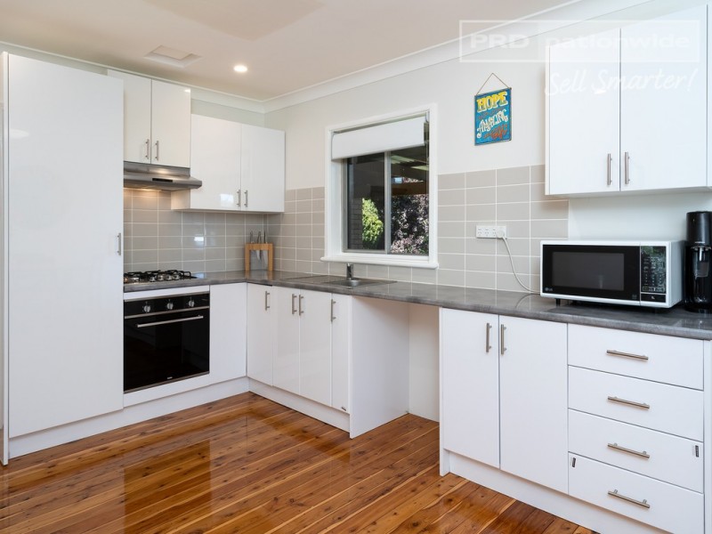 24 Nixon Crescent, Tolland NSW 2650