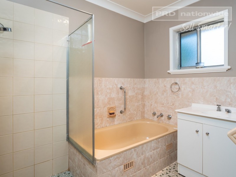 24 Nixon Crescent, Tolland NSW 2650